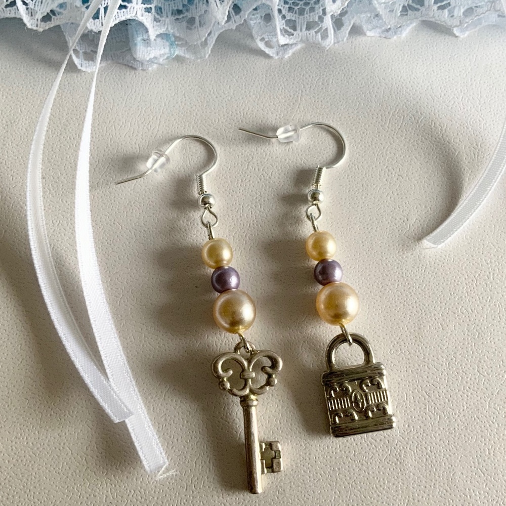 New Handcrafted Faux Pearl Beads Dangle/Drop Earrings Silver Tone Charm Key Lock